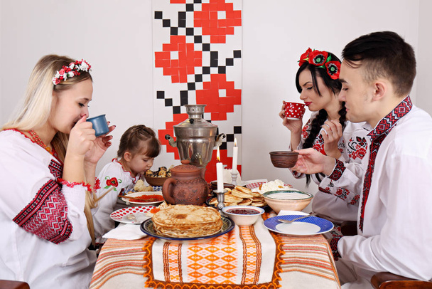 Os jovens celebram o Shrovetide
 - Foto, Imagem