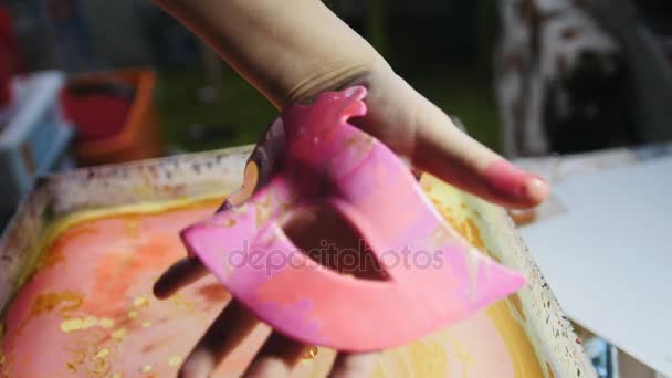 Técnicas de arte de Ebru líquido - a mulher mostra a máscara de carnaval criada
 - Filmagem, Vídeo