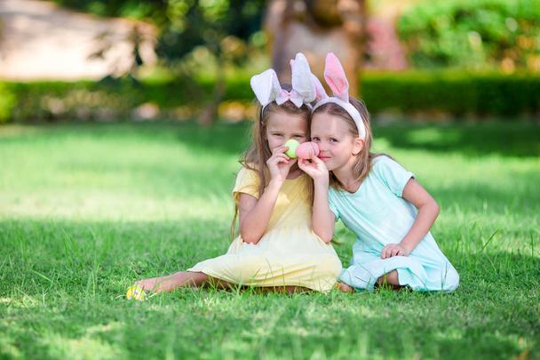 Дівчата носять вуха кролика в день Великодня на відкритому повітрі. Діти насолоджуються великоднім святом
 - Фото, зображення