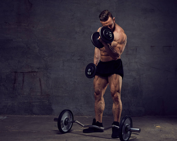 Hombre haciendo ejercicios de bíceps con pesas
 - Foto, imagen