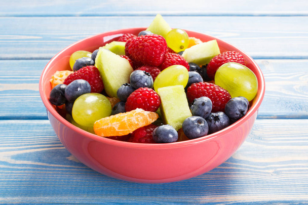 Sałatkę ze świeżych owoców w szklanej misce, pojęcie zdrowego żywienia - Zdjęcie, obraz