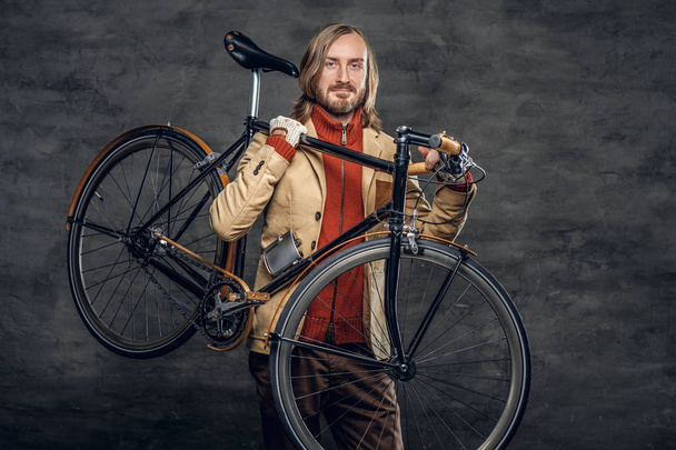 Casual barbudo hipster sostiene bicicleta
  - Foto, Imagen