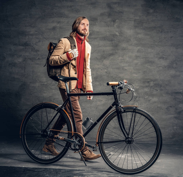 Casual bebaarde hipster poseren met fiets  - Foto, afbeelding