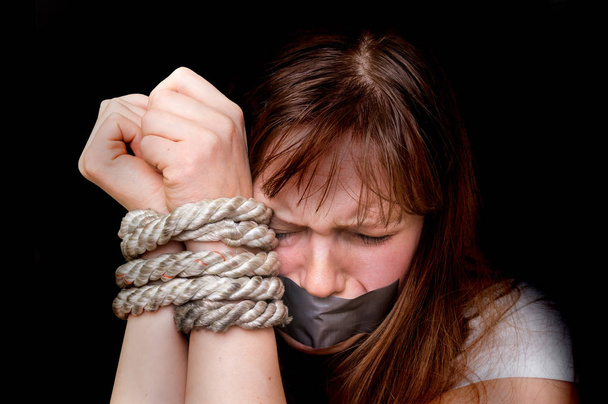 Attaché les mains de corde de femme kidnappée isolé sur noir
 - Photo, image