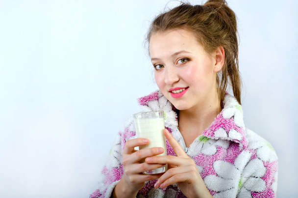beautiful girl in pajamas with milk - Foto, Bild
