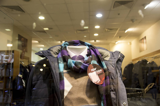 Чоловіча куртка і шарф на манекені в магазині через скло
 - Фото, зображення