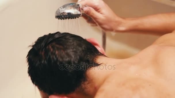 男は、彼の髪を洗う - 映像、動画