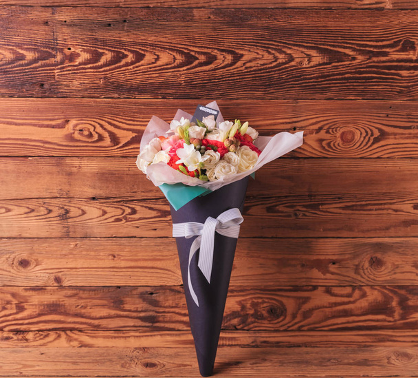 όμορφα λουλούδια σε ένα μπουκέτο με τόξο για τον εορτασμό της αγάπης - Φωτογραφία, εικόνα
