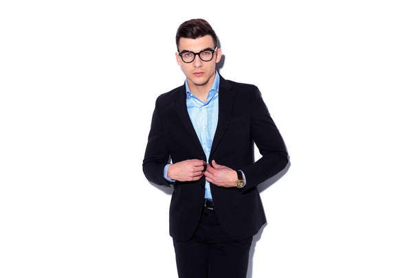 νεαρός επιχειρηματίας buttonig κοστούμι του  - Φωτογραφία, εικόνα