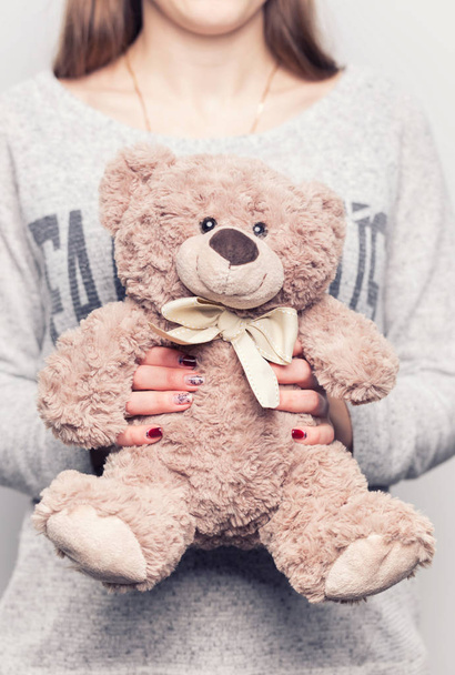 weibliche Hände, die einen niedlichen Teddybär halten.  - Foto, Bild
