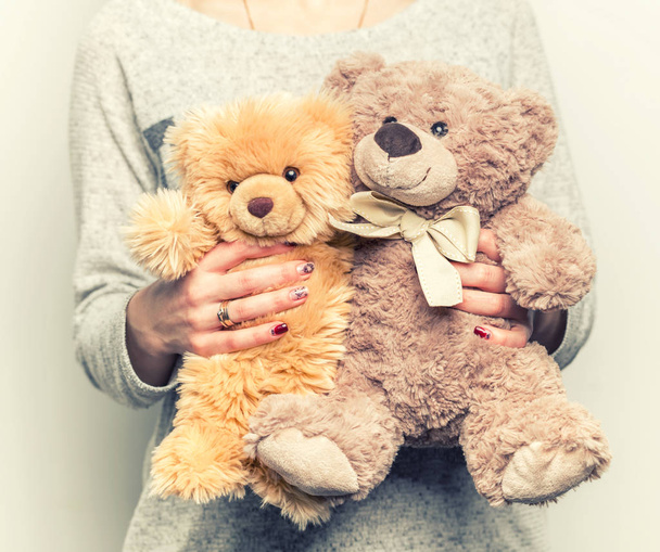 weibliche Hände, die einen niedlichen Teddybären halten.  - Foto, Bild
