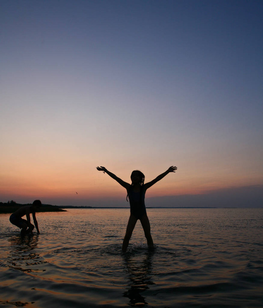 Gente divirtiéndose en el mar  - Foto, imagen
