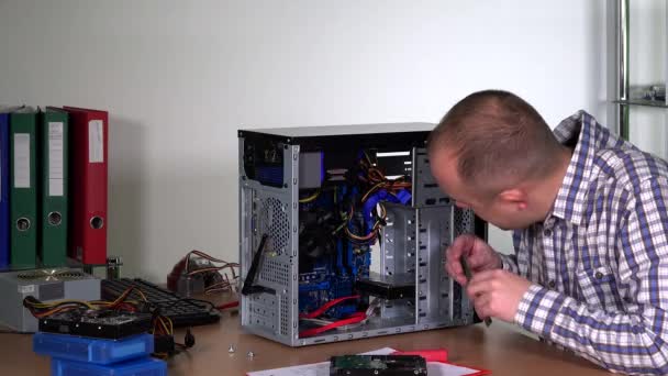 Reparador de computadoras profesional hombre actualizar el hardware de la computadora
 - Imágenes, Vídeo