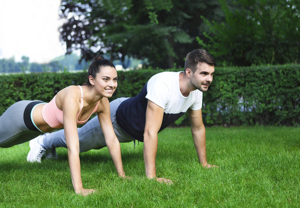 Nuori pari liikunta ja venyttely lihaksia ennen urheilu acti
 - Valokuva, kuva