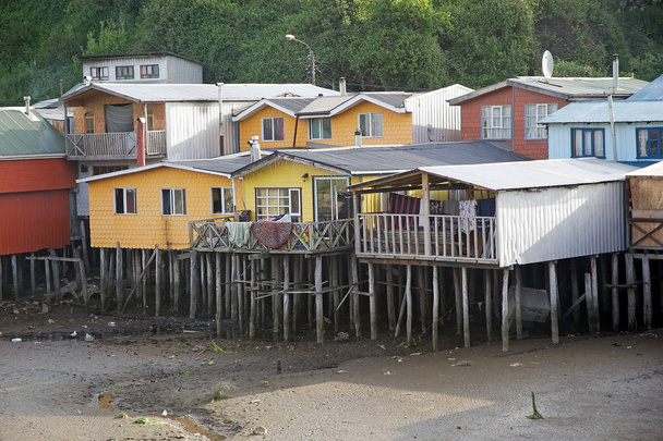 Схожого на ходулі будинків в Castro, острів Чилое, Чилі - Фото, зображення