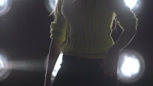 Silhouette di una ragazza che balla sulle luci di sfondo
. - Filmati, video