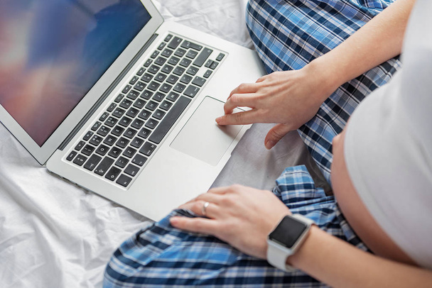 Expectant female relaxing with internet at home - Photo, image