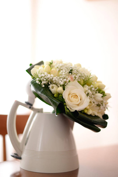 White wedding bouquet in a kettle - Foto, Imagen