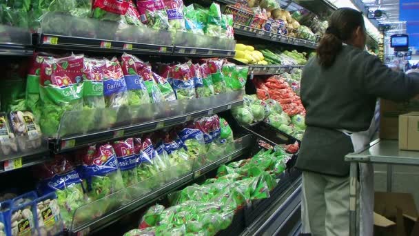Frau stopft Salat in Produkte - Filmmaterial, Video