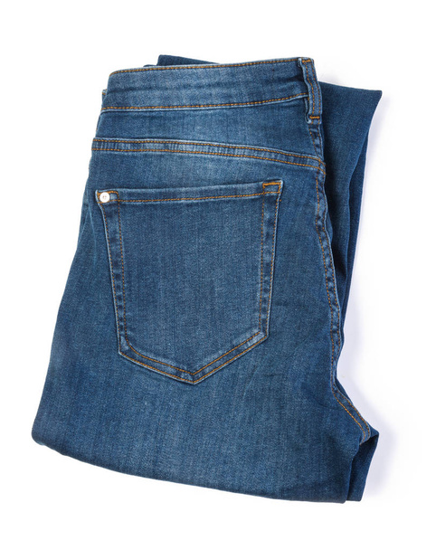 Blue jeans gevouwen op witte achtergrond - Foto, afbeelding