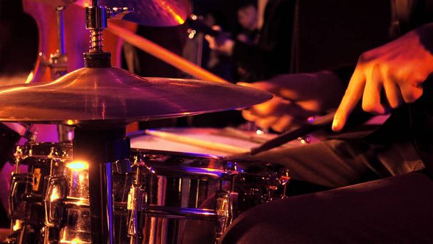 Bubeník hraje na bicí a činely - Fotografie, Obrázek