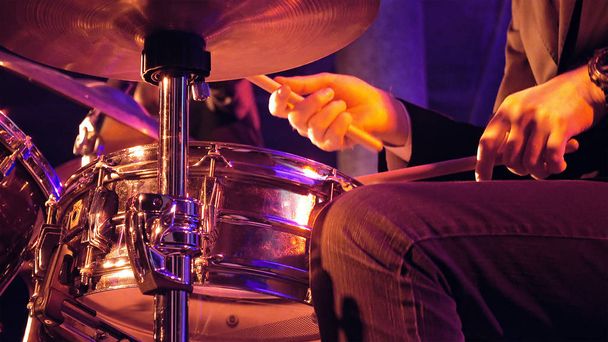 Drummer bespeelt drumstel en bekken - Foto, afbeelding