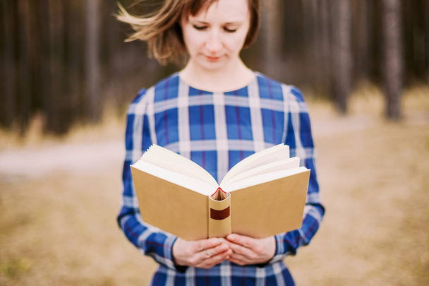 Mladá studentka drží knihu venkovní - Fotografie, Obrázek