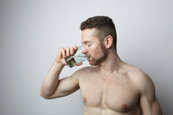 Man drinking glass of pure water - Foto, afbeelding