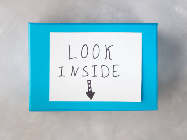 Kék doboz papír kártya Look Inside felülnézet - Fotó, kép