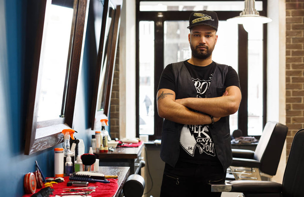 Coiffeur professionnel, coiffeur dans le salon de coiffure hommes
 - Photo, image
