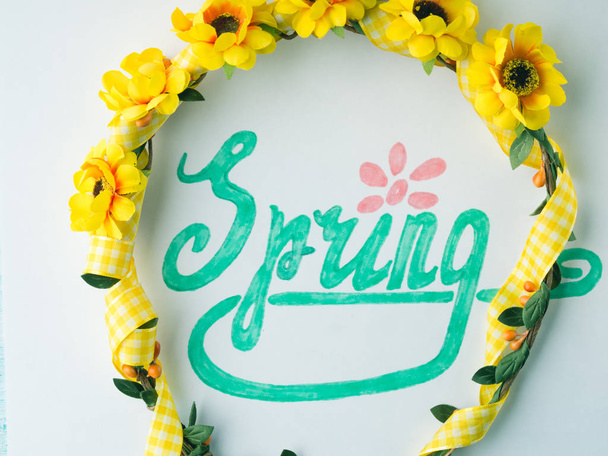 Palavra de primavera soletrando por lettering mão e flor grinalda banda
 - Foto, Imagem