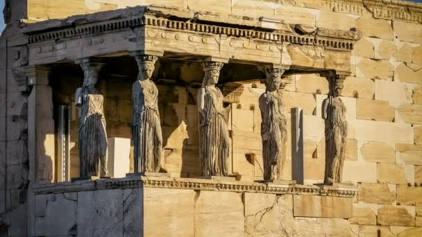 Αρχαία μαρμάρινα αγάλματα από Καρυάτιδες ένα λόφο Ακρόπολης  - Πλάνα, βίντεο