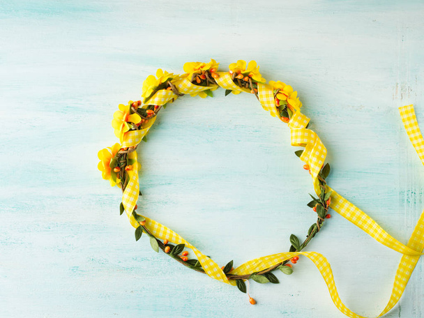 Fleur jaune couronne fille bande de tête sur fond pastel
 - Photo, image