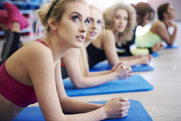 Young women exercising in gym - Foto, imagen