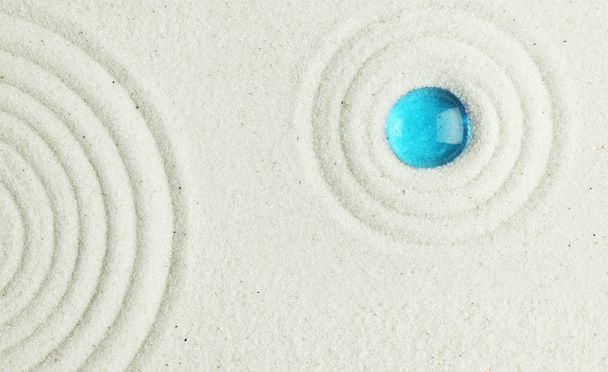 Blauwe parel in het zand - Foto, afbeelding