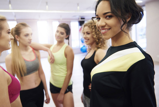 Jovens mulheres se exercitando no ginásio
 - Foto, Imagem