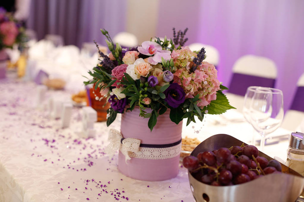 Bouquet de fleurs décoration sur table de mariage
 - Photo, image