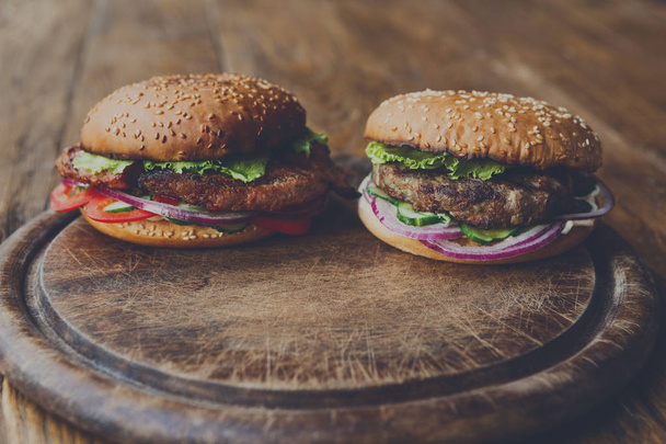 Класичний американський гамбургери, фаст-фуд на фоні деревини - Фото, зображення