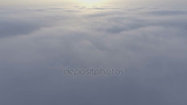 Widok z powietrza nad chmurami. - Materiał filmowy, wideo