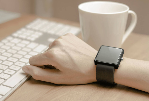 ręka nosząca smartwatch - Zdjęcie, obraz