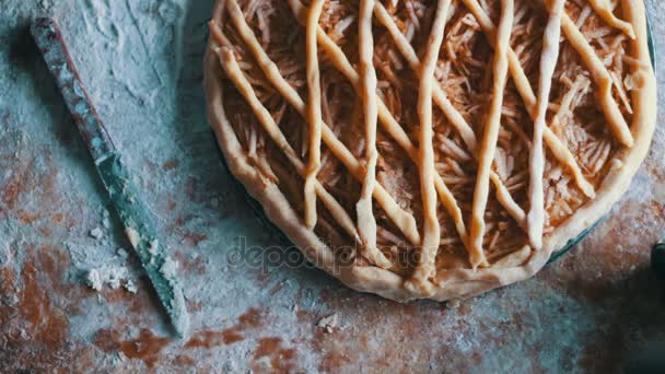 Pan pişirme kek hamuru üzerinde elma dilimli - Video, Çekim