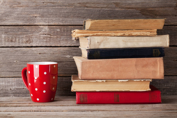 Régi könyvek és csésze kávé - Fotó, kép