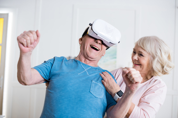 Couple with virtual reality headset - Zdjęcie, obraz