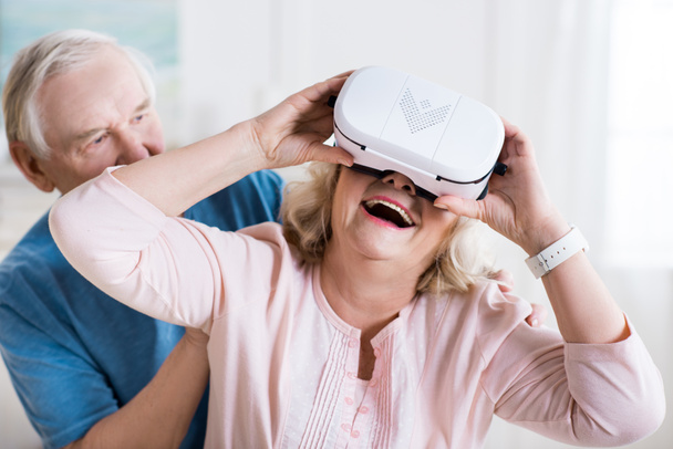Couple avec casque de réalité virtuelle
 - Photo, image