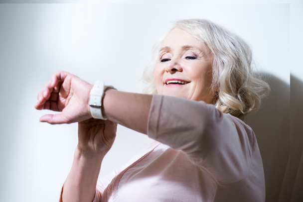Mujer mayor con smartwatch
 - Foto, Imagen
