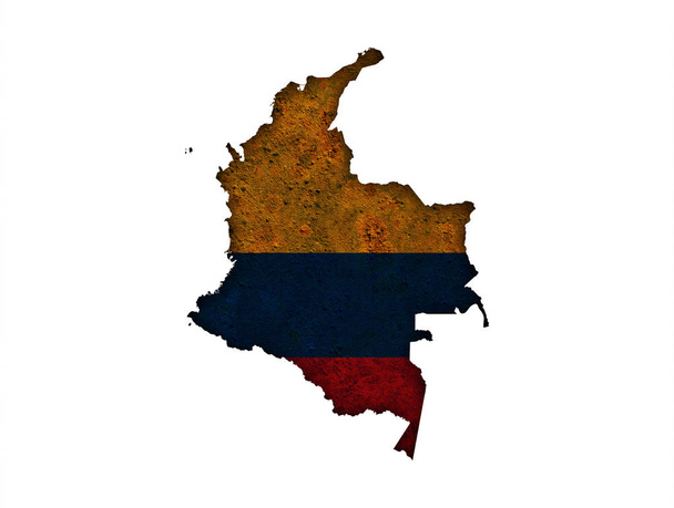 地図と錆びた金属にコロンビアの旗 - 写真・画像