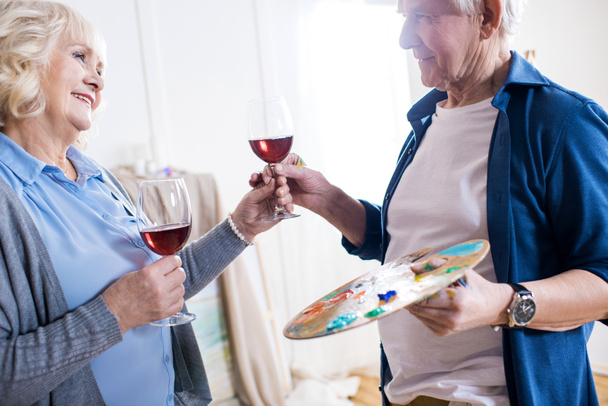 Coppia anziana con bicchieri di vino
 - Foto, immagini