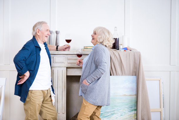 senior couple with glasses of wine - Foto, Bild