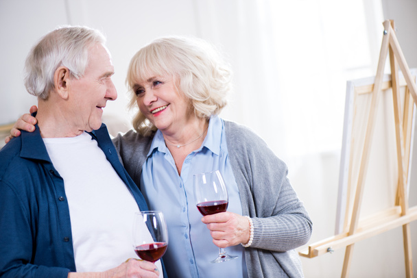 senior couple with glasses of wine - Foto, Imagem