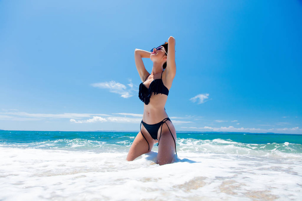 Kobieta, pozowanie na piaszczystej plaży - Zdjęcie, obraz